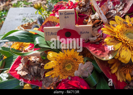 Ricordo croce e omaggi floreali di cui alla tomba del Caduto soldato tedesco Franz Kahlke Vladslo nel cimitero di guerra a nord di Ypres Foto Stock