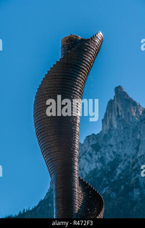 Fontana a spirale in mittenwald prima di karwendel teste in karwendelgebirge Foto Stock