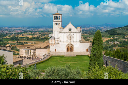 San Francesco nella Basilica di Assisi su una soleggiata giornata estiva. Umbria, Italia centrale. Foto Stock