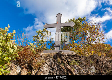 Blick auf das eiserne Kreuz der Maegdetrappe Foto Stock