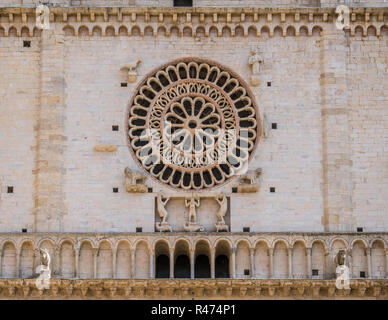 Rosone dalla Cattedrale di San Rufino ad Assisi, Umbria, Italia centrale. Foto Stock