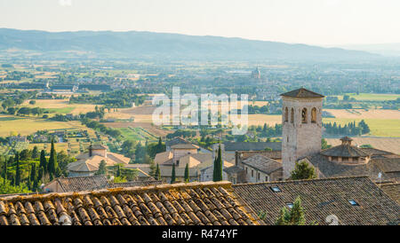 Panoramic sospiro di Assisi con Abbazia di San Pietro la torre campanaria. Umbria, Italia. Foto Stock