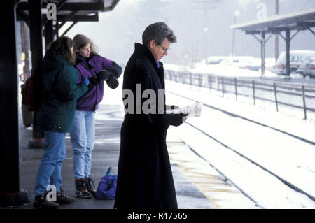 Pendolari in una stazione ferroviaria piattaforma in inverno, Massachusetts, STATI UNITI D'AMERICA Foto Stock