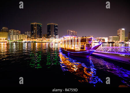 Crociera con Cena su Dhow di Dubai Foto Stock