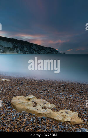 Gli aghi faro sulla costa occidentale dell'isola di Wight a allume bay vicino freshawater. tramonto al faro di aghi, isola di Wight. Foto Stock