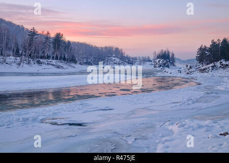 La riflessione del Cielo di tramonto in un fiume congelato. Fiume di Katun, montagne di Altai, Siberia, Russia Foto Stock