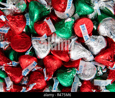 Un grande mucchio di rosso verde e argento Hershey's baci, un Natale preferito cioccolato al latte candy. Foto Stock