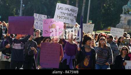 Palma de Mallorca, Spagna / Novembre 25, 2018: Donne marzo durante una dimostrazione contro la violenza subita dalla loro le coppie durante la international da Foto Stock