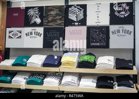 Furgoni è una scarpa per skateboard e abbigliamento rivenditore, Fifth Avenue, New York, Stati Uniti d'America Foto Stock