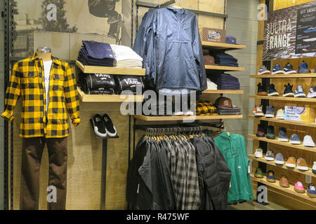 Furgoni è una scarpa per skateboard e abbigliamento rivenditore, Fifth Avenue, New York, Stati Uniti d'America Foto Stock