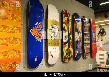 Furgoni è una scarpa per skateboard e abbigliamento rivenditore, Fifth Avenue, New York, Stati Uniti d'America Foto Stock