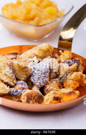 Il kaiserschmarrn austriaco in legno scuro Foto Stock