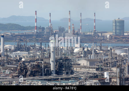 Impianto di raffineria con fumo di pile, sito industriale Foto Stock