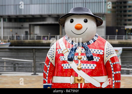 A piedi con il pupazzo di neve. Festive del sentiero delle sculture a celbrate il quarantesimo anniversario di Raymond Briggs il pupazzo di neve. Foto Stock