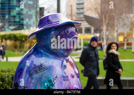 A piedi con il pupazzo di neve. Festive del sentiero delle sculture a celbrate il quarantesimo anniversario di Raymond Briggs il pupazzo di neve. Foto Stock