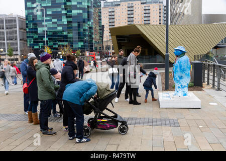 A piedi con il pupazzo di neve. Festive del sentiero delle sculture a celbrate il quarantesimo anniversario di Raymond Briggs il pupazzo di neve. Foto Stock