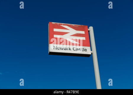 Newark Castle stazione ferroviaria, Newark, Nottinghamshire, Regno Unito, ottobre 2018, Rete Guida segno Foto Stock