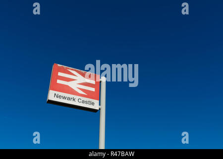 Newark Castle stazione ferroviaria, Newark, Nottinghamshire, Regno Unito, ottobre 2018, Rete Guida segno Foto Stock