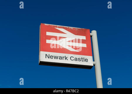 Newark Castle stazione ferroviaria, Newark, Nottinghamshire, Regno Unito, ottobre 2018, Rete Guida segno Foto Stock