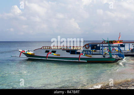 Una spiaggia da sogno con barca, Bali Indonesia, Nusa Penida island Foto Stock