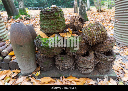 Conchiglie e altri detriti di guerra impilati nel santuario di legno, Ypres Salient Foto Stock