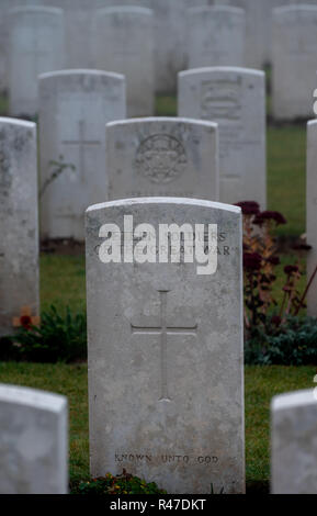 Lapide con la scritta "Quindici soldati della Grande Guerra' in Connaught British cimitero, Somme, Francia Foto Stock