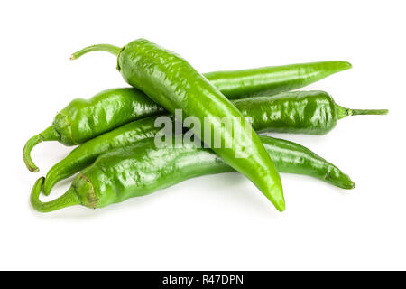 Green Hot Chili Peppers isolati su sfondo bianco. Vista dall'alto. Piatto modello di laici Foto Stock