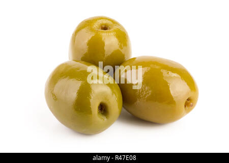 Olive verdi isolati su sfondo bianco Foto Stock