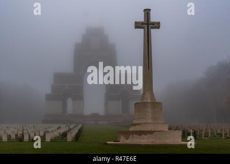 Thiepval Memoriale per la mancanza delle Somme nella nebbia Foto Stock