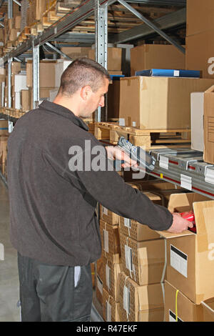 Lavoratore di magazzino Foto Stock