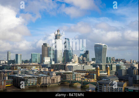 Luminose scenic soleggiata vista diurna della skyline di sviluppo della città di Londra, Inghilterra, con nuovi grattacieli in costruzione Foto Stock