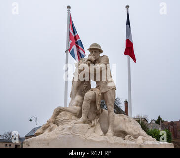 58Th (Londra) Divisione memorial raffiguranti artilleryman cullano cavallo ferito a segnare la divisione di ruolo nel 1918 la battaglia di Amiens, Chipilly Foto Stock