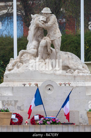 58Th (Londra) Divisione memorial raffiguranti artilleryman cullano cavallo ferito a segnare la divisione di ruolo nel 1918 la battaglia di Amiens, Chipilly Foto Stock