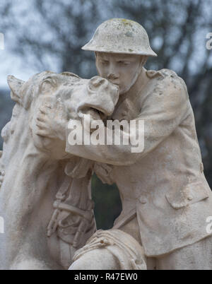 58Th (Londra) Divisione memorial raffiguranti artilleryman cullano cavallo ferito a segnare la divisione di ruolo nel 1918 la battaglia di Amiens, Chipilly Foto Stock