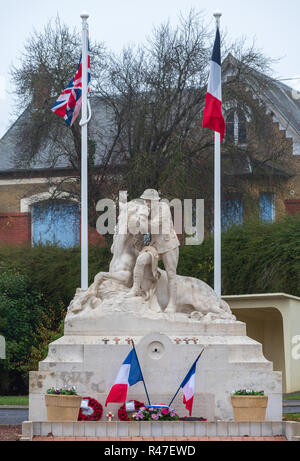 58Th (Londra) Divisione memorial raffiguranti artilleryman cullano cavallo ferito a segnare la divisione di ruolo nel 1918 la battaglia di Amiens, Chipilly Foto Stock