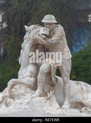 58Th (Londra) Divisione memorial raffiguranti artilleryman cullano cavallo ferito a segnare la divisione di ruolo nel 1918 la battaglia di Amiens, Chipilly Foto Stock