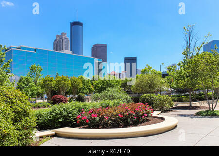 La splendida vista dal parco cittadino con in primo piano i fiori e gli alberi sulla skyline di Atlanta Foto Stock