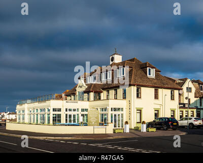 Fairways Hotel Porthcawl - Porthcawl Fairways Hotel sul lungomare nel Galles del Sud della stazione balneare di Porthcawl Foto Stock