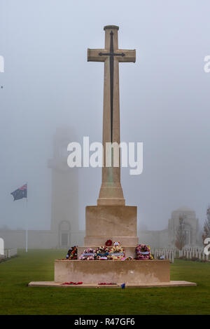 Australian National War Memorial e Memoriale della Australian mancante con il British Villers-Bretonneux cimitero militare Foto Stock