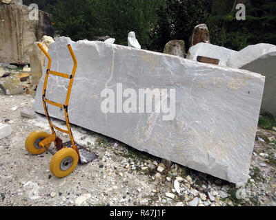 Blocco di marmo in lo scultore del workshop Foto Stock