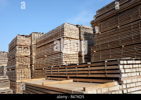 Pila di pannelli di legno nel deposito di legname Foto Stock