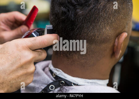 I rivestimenti del barbiere di capelli di client, chiudere verso l'alto. Foto Stock