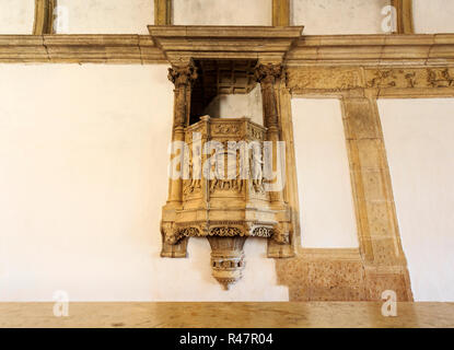 Vista dei superbi intagli decorare i pulpiti riservati per la lettura durante i pasti nel refettorio del Convento di Cristo, Tomar, Portogallo Foto Stock