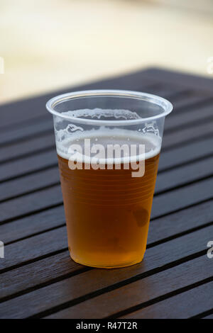 Bicchiere di plastica della birra Foto Stock