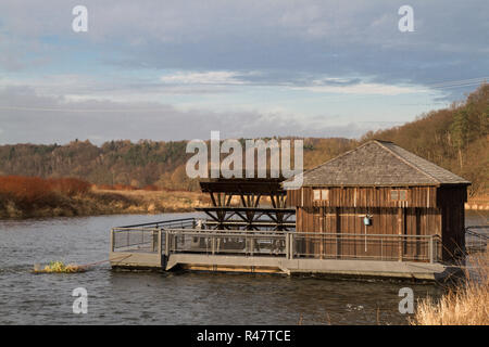 Pontoon con ruota ad acqua per generare elettricità a trogolo Foto Stock