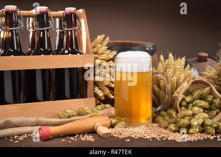 Bierkasten con bicchiere di birra Foto Stock