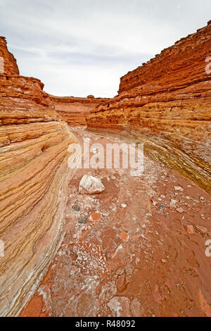 Guardando verso il basso un lavaggio a secco Canyon Foto Stock