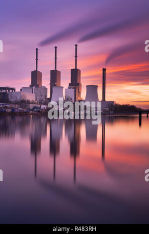 Impianto di potenza sul canale di Teltow al crepuscolo Foto Stock