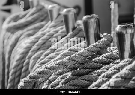 Le corde intrecciate in alloggiamenti su un antico veliero Foto Stock