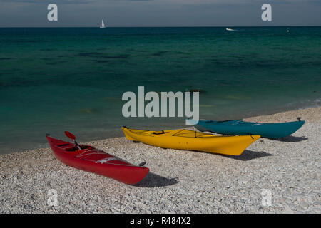 Tre Canoe sulla spiaggia Foto Stock